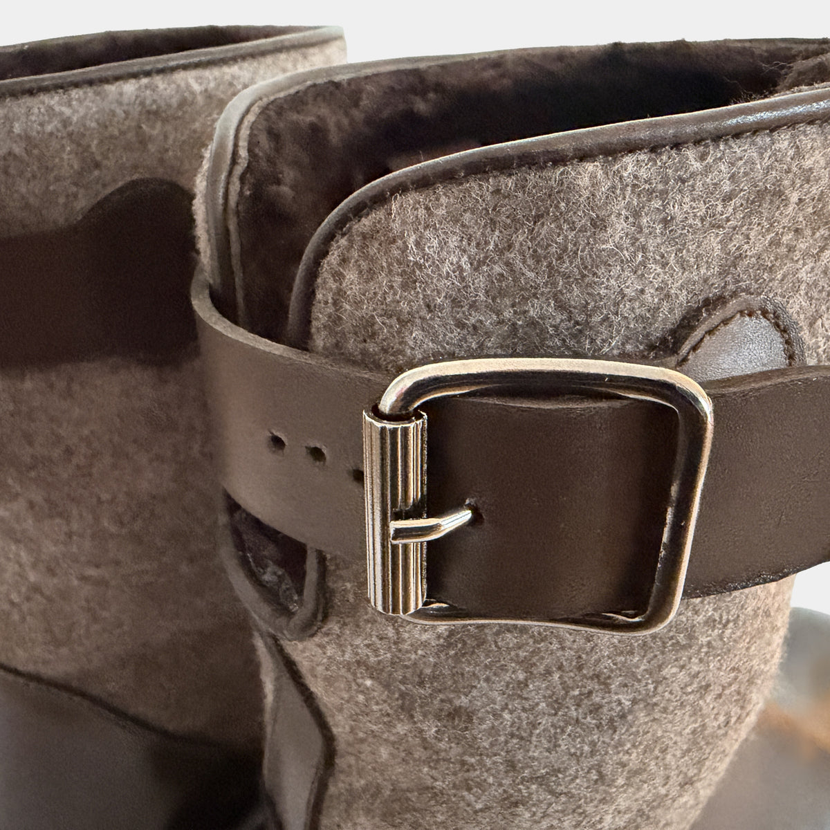 Winterstiefel Xaver dunkelbraun, Detail Lederschnalle am Lodenschaft