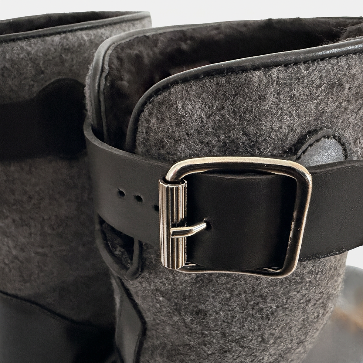 Winterstiefel Xaver schwarz, Detail Lederschnalle am Lodenschaft