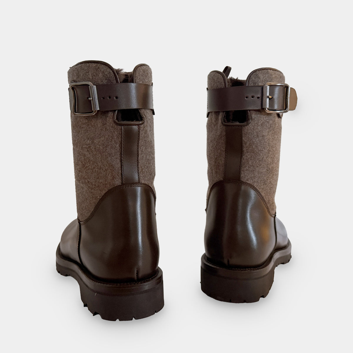 Winterstiefel Xaver dunkelbraun, Rückansicht mit Riemen